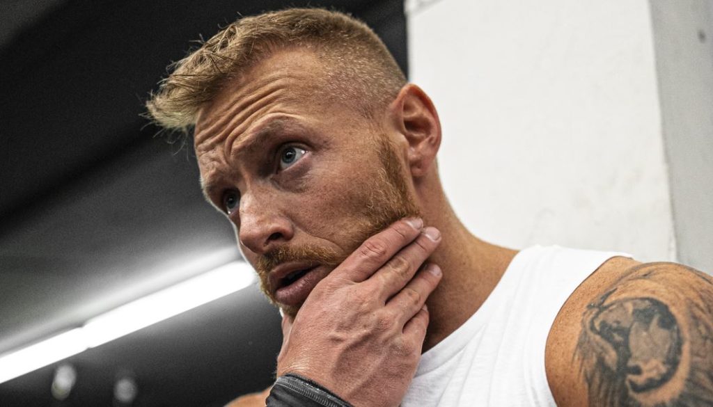 Coach Stef denkt darüber nach, wie er die Burpee Übung am einfachsten erklären soll